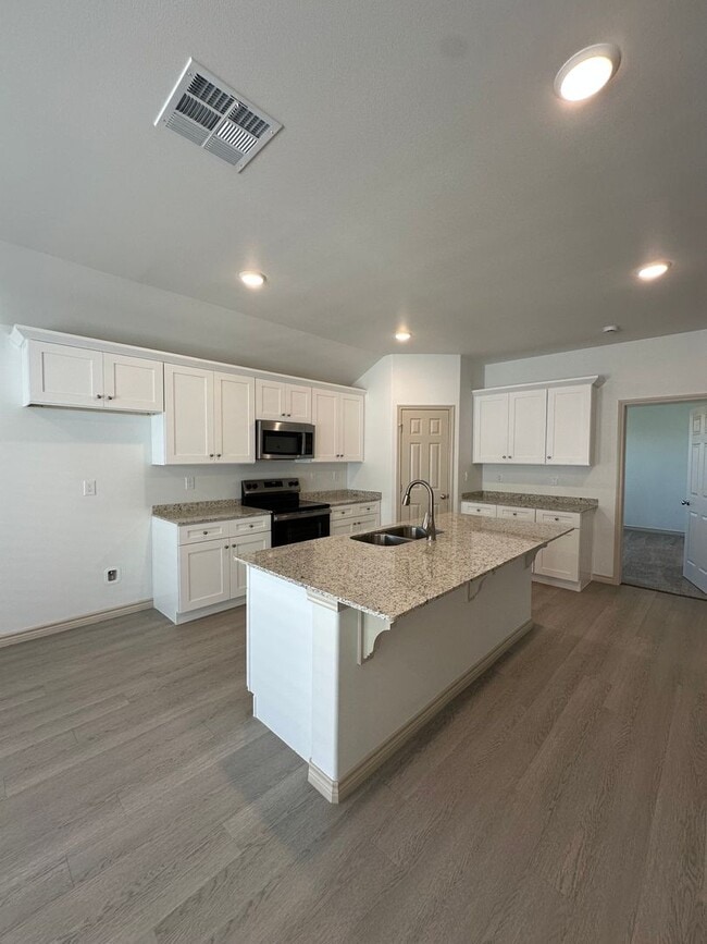 Building Photo - Move-In Ready & Made for Memories