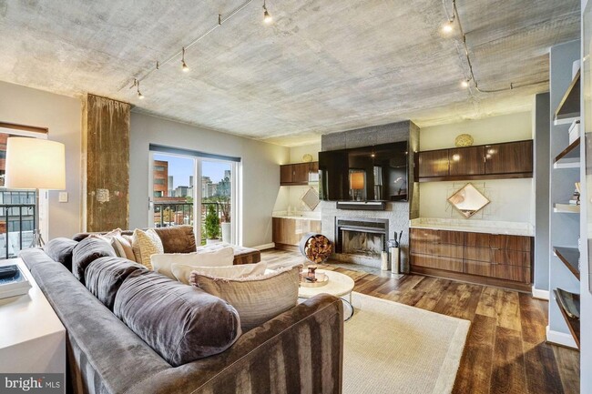 Building Photo - GEORGETOWN - 2 level 2/2.5 Custom Condo City Living W/ UNDERGROUND PARKING!!