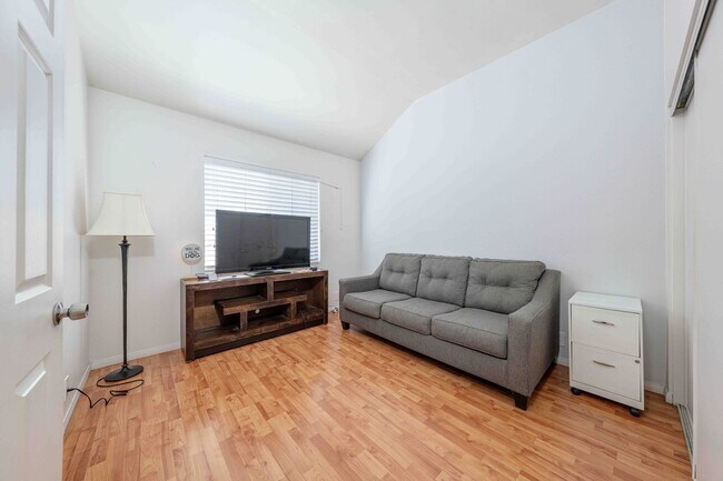 Building Photo - Gated 2BR Condo with Pool View