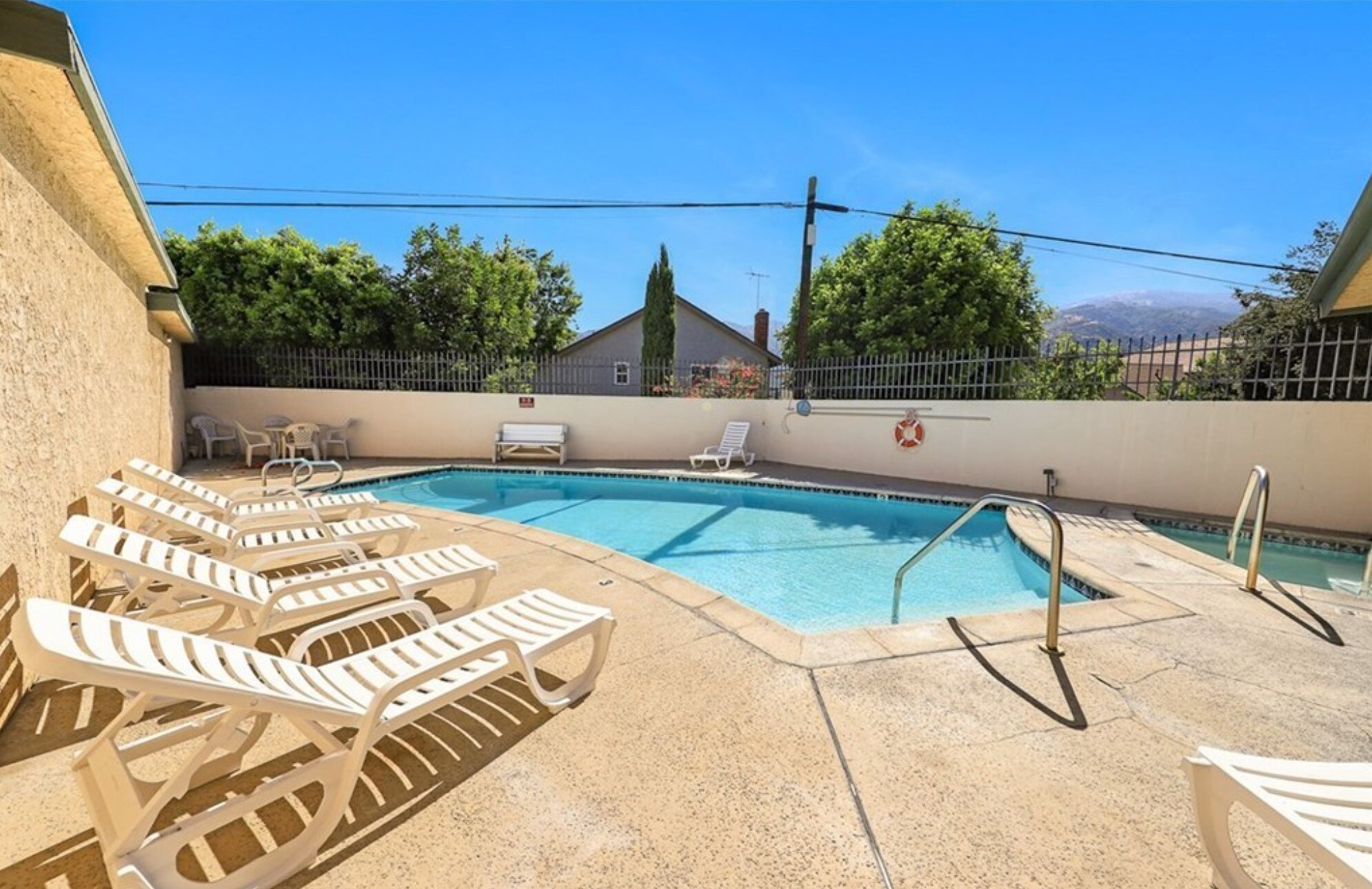 Building Photo - 3010 Montrose Ave