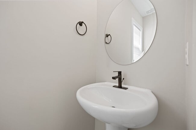 Building Photo - Stylish & Spacious Home in Prime Durham Location – Modern Living with Comfort & Convenience