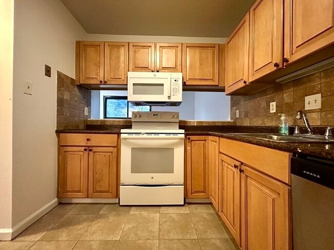 Building Photo - 1625 Merry Oaks Rd