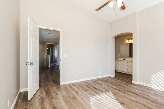 Building Photo - 8635 W Kathleen Rd