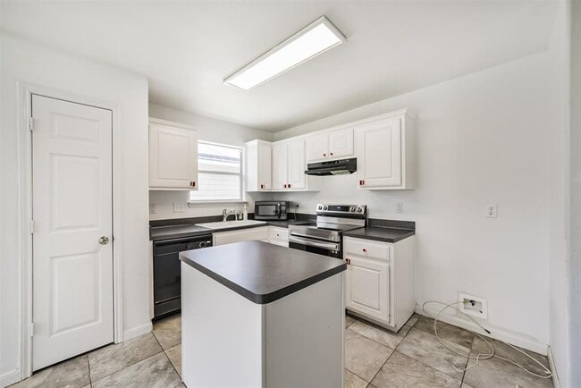 Building Photo - 7114 Sunrise Hill Ln