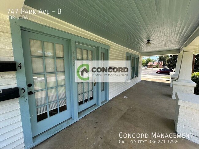 Building Photo - 747 Park Ave