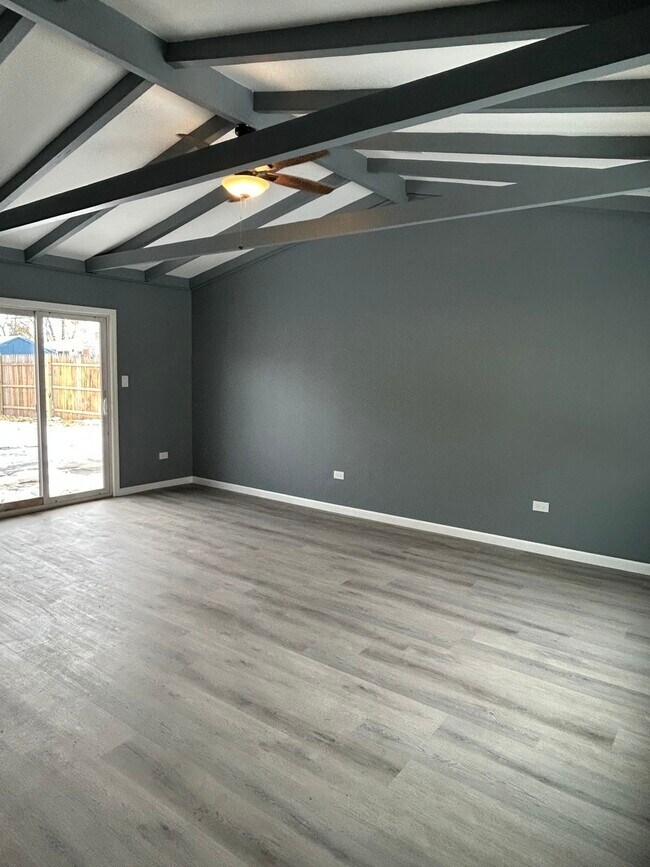 Building Photo - 176 Craig Dr W