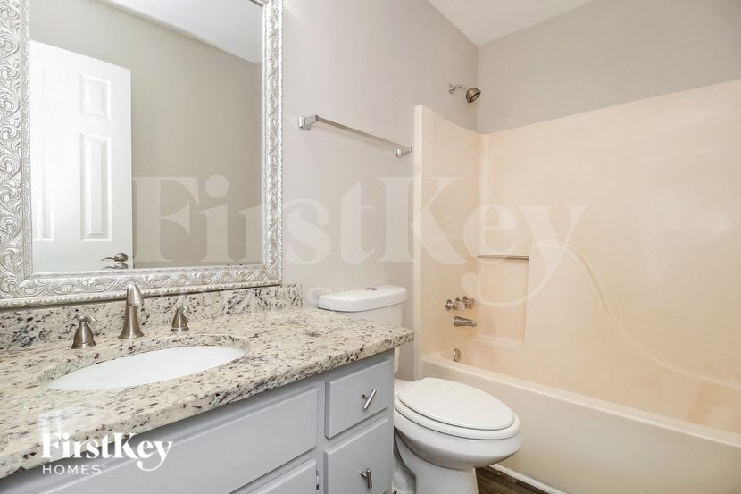 Building Photo - 1985 Castle Royale Dr