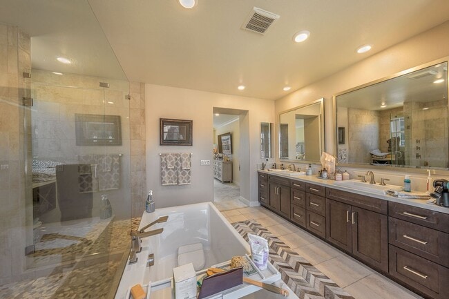 Building Photo - Altair Mansion, 24 Hour Guarded, 5Bed|6bath, Nearly 5000sqf