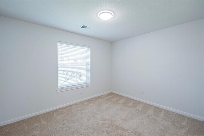 Building Photo - 331 Leisure Ln