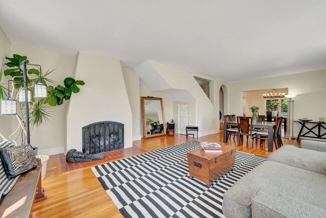 Building Photo - Luxury Bayside Living in Loma Portal with 5 bedrooms & 3 baths!