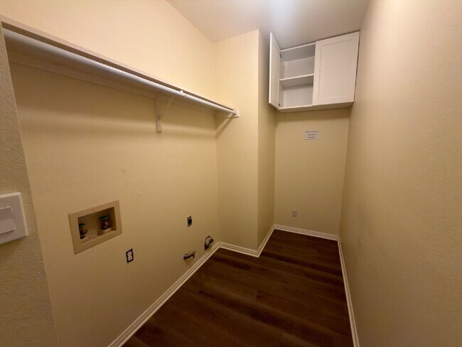 Building Photo - 3 bed 2 bath 2 car garage & pool.