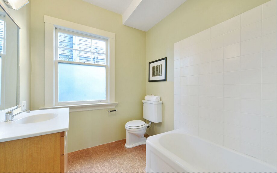 Bathroom w/tub & shower - 2644 Benvenue Ave