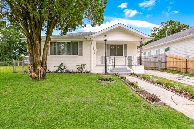 Building Photo - 3828 Derbigny St