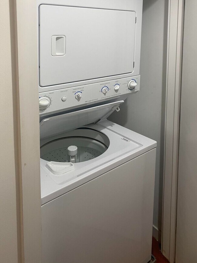 Building Photo - Wicker Park Amazing 2 Bedroom. Brazilian Cherry Floors. Central Heat/AC. Laundry. Free Fast Inter...