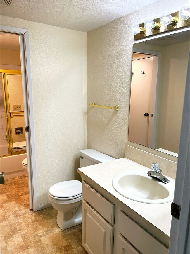 Building Photo - 2 Bedroom 1.5 Bath Condo Renton - 1 Carpor...
