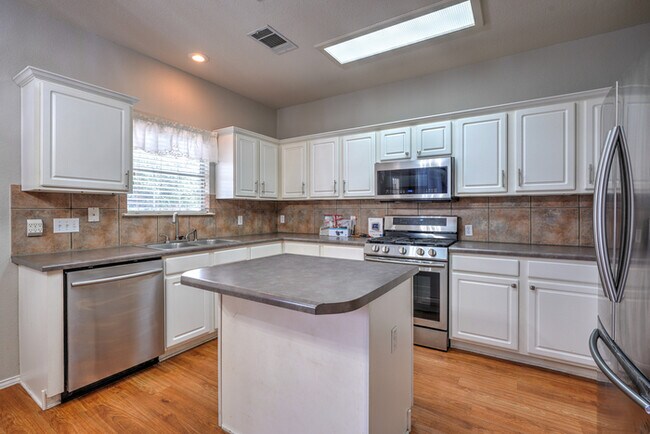 Building Photo - 807 Settlement St