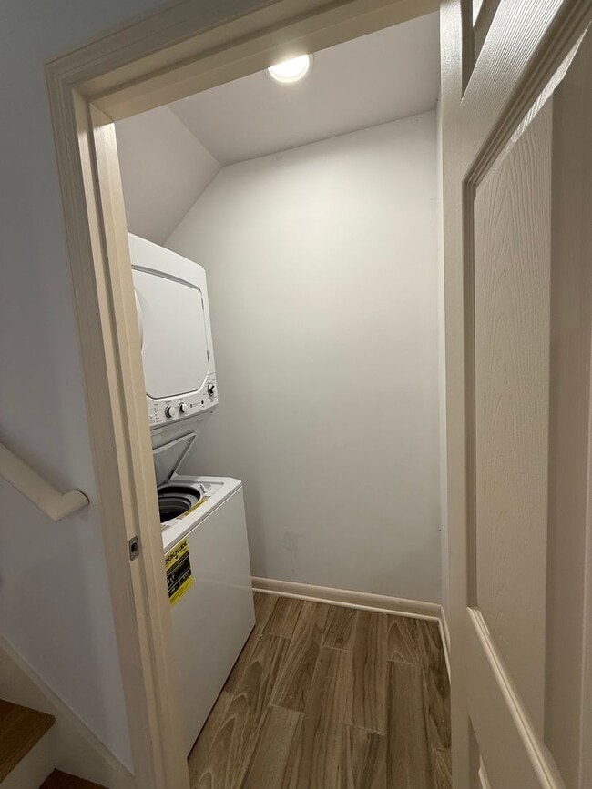 Building Photo - Spacious Rental Minutes from Downtown Nashville!