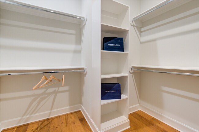 Building Photo - 820 Wakefield Dr