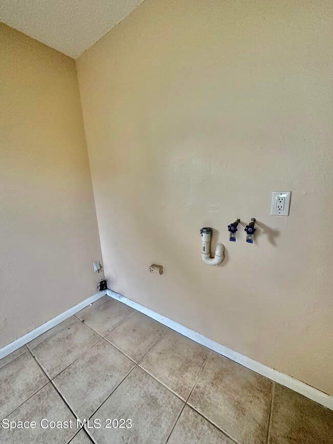 Building Photo - 2390 N Tropical Trail