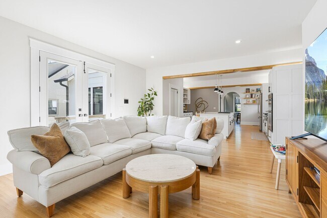 Building Photo - Luxury Downtown Home
