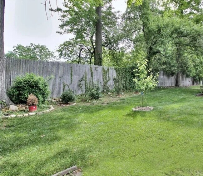 Building Photo - 23 Oakview Cir