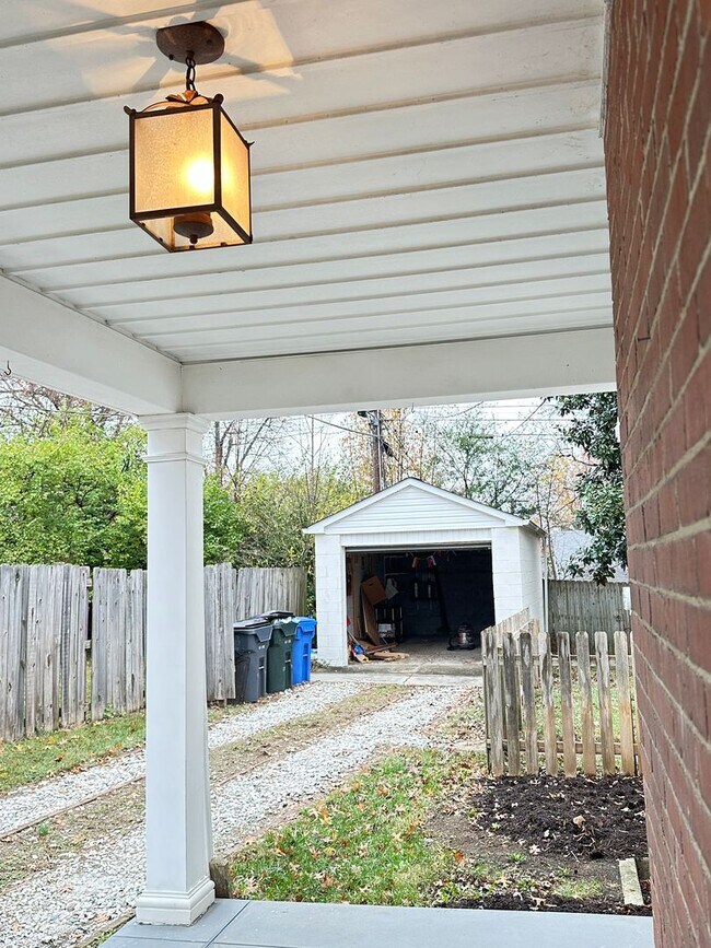 Building Photo - Charming 2-Bedroom Cottage-Style Home!