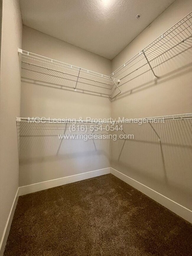 Building Photo - First Floor HCA Apartment with Extra-Large Primary Bath - Enjoy a $500 rent credit when you lease...