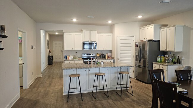 Building Photo - 7811 Burnside Lp