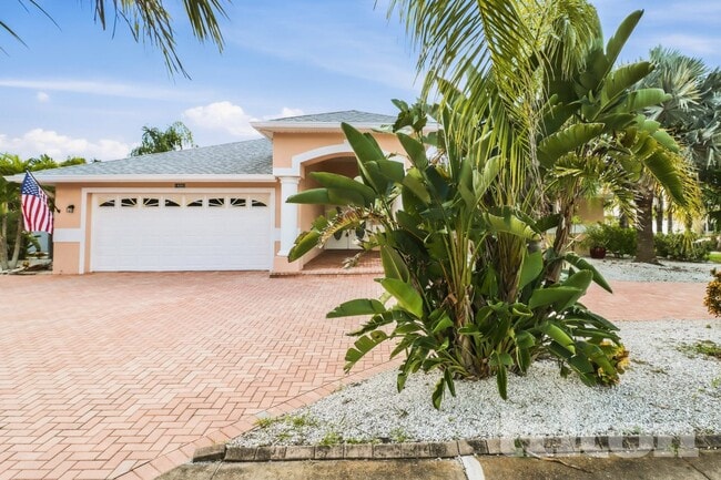 Building Photo - 14980 Crown Dr
