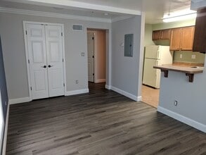 Building Photo - 1 Bedroom Condo Near UTK | Walk to Campus ...
