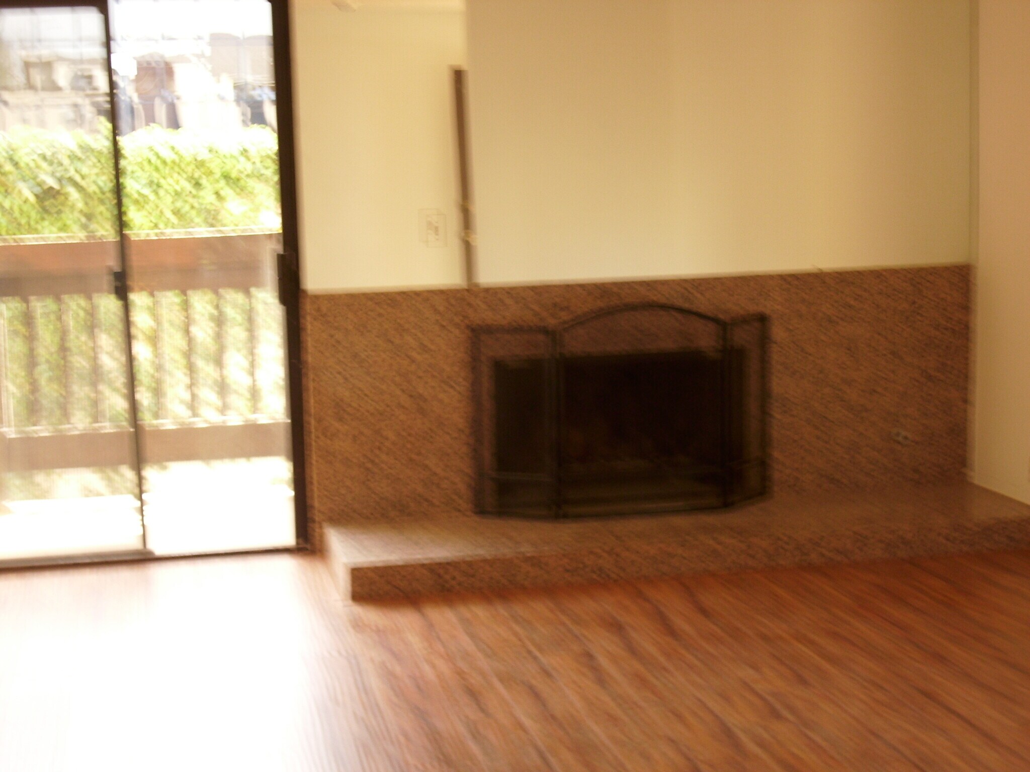 Gas fireplace, granite/mirrored & balcony - 16022 Moorpark St