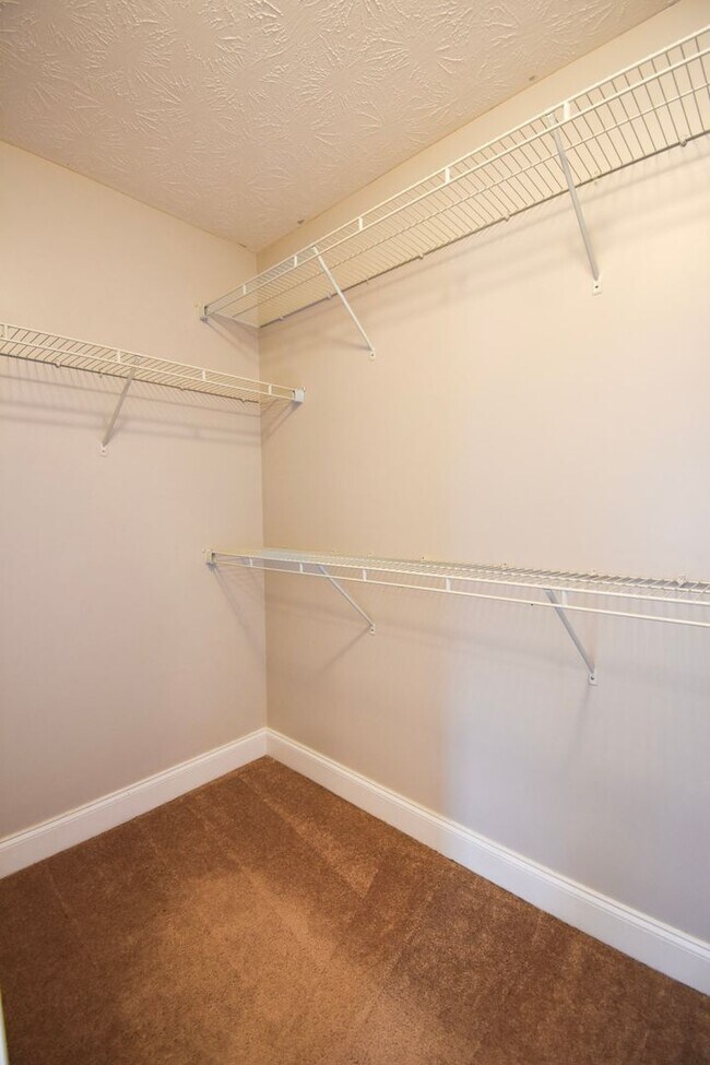 Building Photo - 4 bedroom, 2.5 bathroom Home!