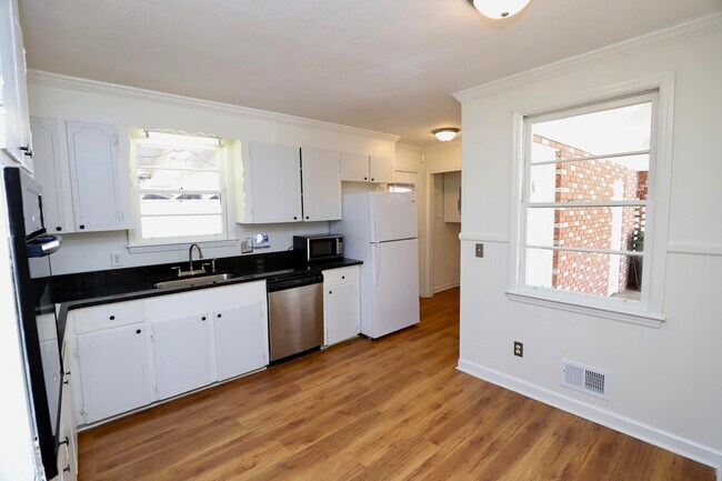 Building Photo - 1912 Dominion Dr