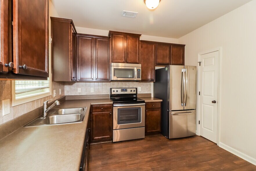 Building Photo - 1305 Little Hampton Dr