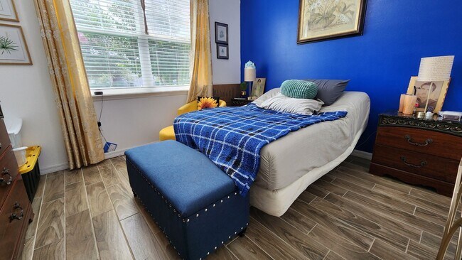 Building Photo - FOR RENT!!! SIMPLY STUNNING  3 BEDROOM 2 B...