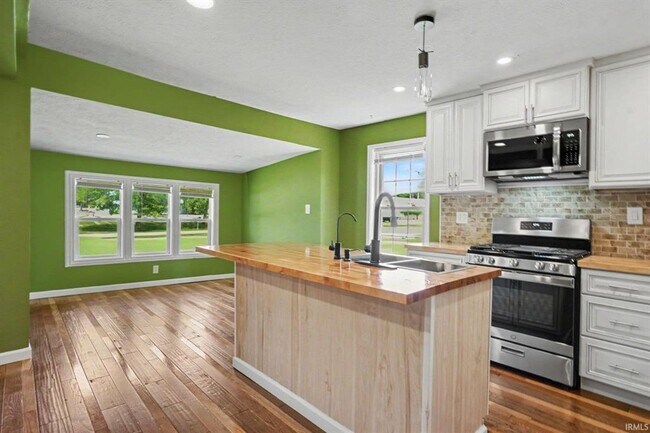Building Photo - Completely remodeled home located on the north side of South Bend