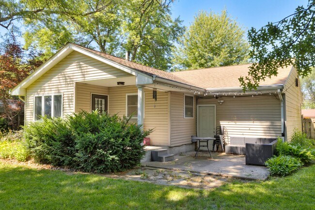 Building Photo - NEWLY UPDATED!! 3 Bedroom, 2 Bathroom Home in Des Moines!