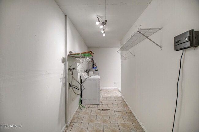 Building Photo - 815 E Calle Del Norte