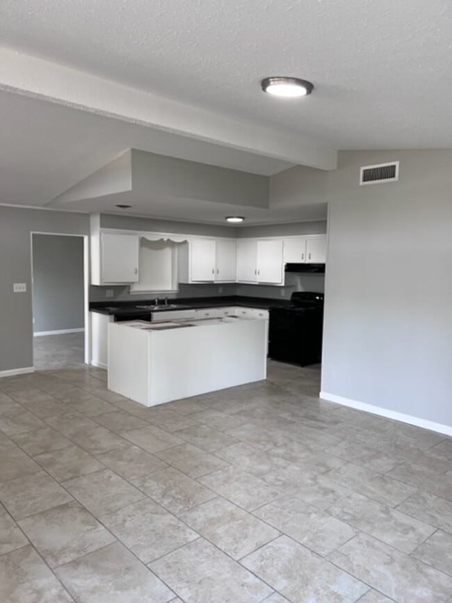 Building Photo - Renovated 4 Bedroom 2 Bath Home for Rent!!