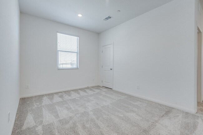 Building Photo - Highly upgraded, spacious, 4 bedroom home ...