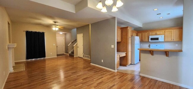 Building Photo - Spacious Town House for Rent