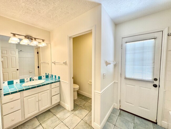 Building Photo - ** BERKSHIRE LAKES ** 3 BED + DEN / 2.5 BA...