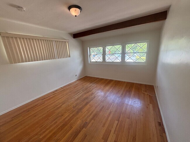 Building Photo - Single-Story 3-Bedroom Home with Covered P...