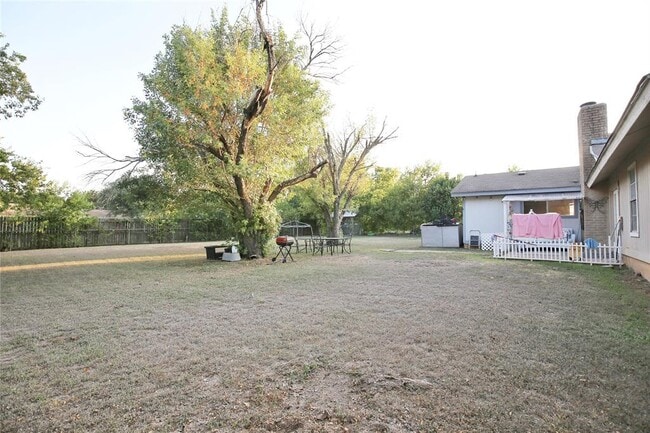 Building Photo - 204 Deerfield Park Dr