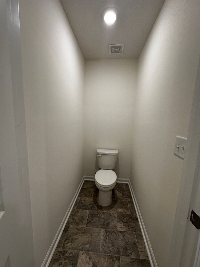 Building Photo - E. Morristown - 3 bed/2.5 bath home with g...