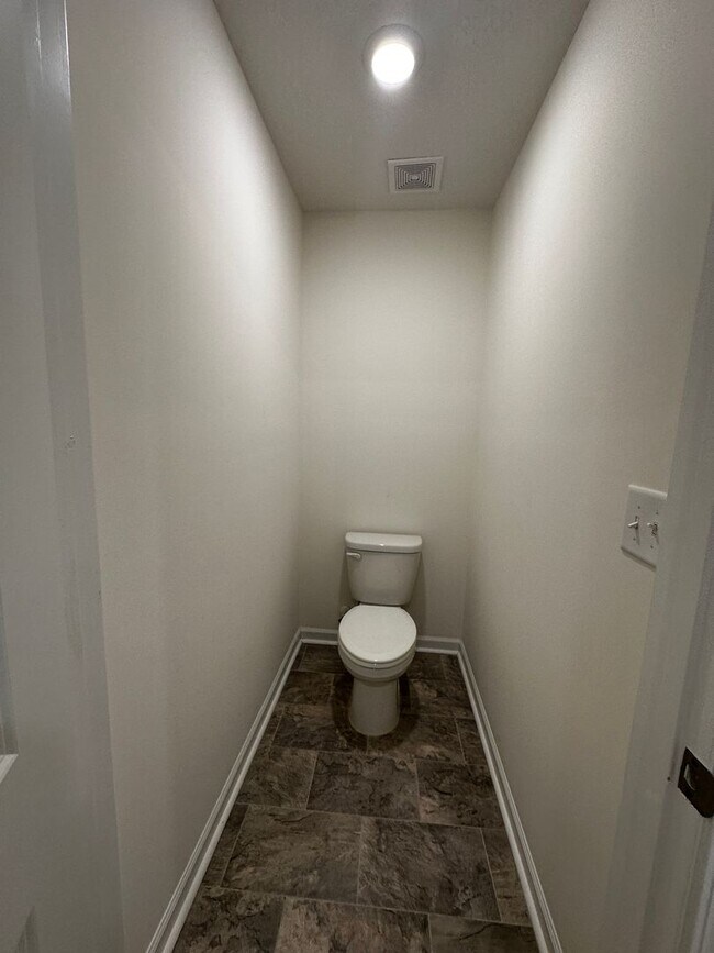 Building Photo - E. Morristown - 3 bed/2.5 bath home with garage