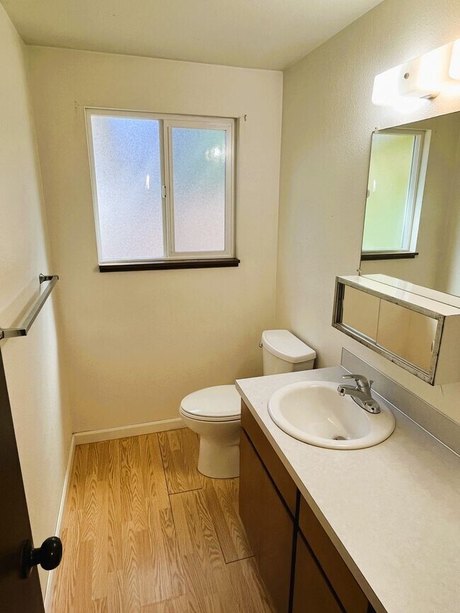 Building Photo - Beautifully Appointed Home on Generous Lot – SE Portland Rental!