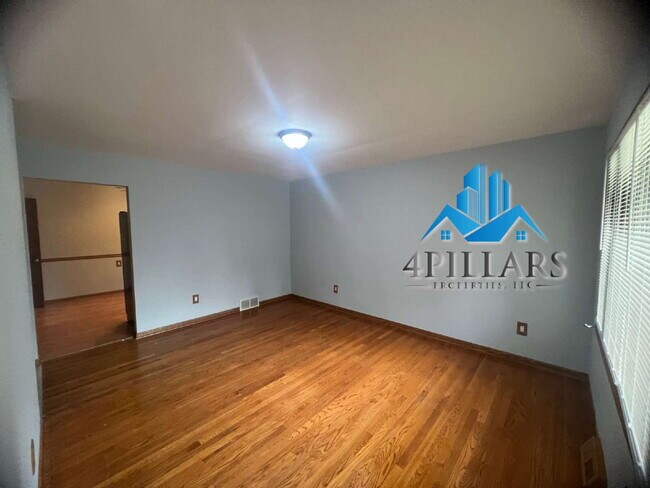 Building Photo - "Charming 3-Bedroom Haven with Finished Basement & Gleaming Hardwood Floors in Hammond!"