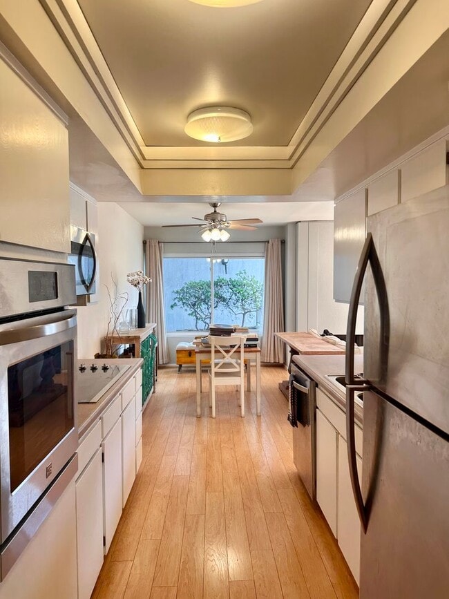 Building Photo - Pet Friendly Culver City 1BD Condo with Bonus Room, Fireplace, Patio and A/C!