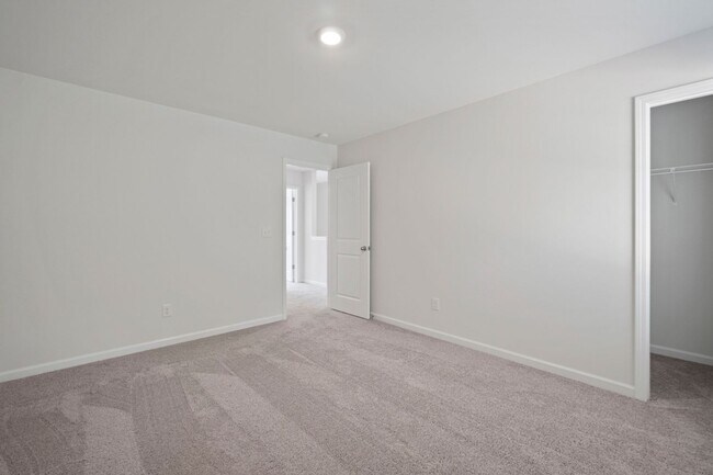 Building Photo - Brand New 5 Bedroom 3 full baths